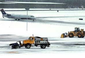 Deadly snowstorm slams road, air travel in US Midwest