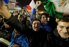 Cheering crowds await identity of new pope