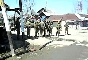 Two policemen killed by militants in Kashmir