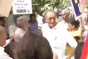 Mamata Banerjee heckled in Delhi, her minister Amit Mitra attacked by Left student activists