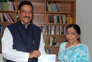 Veteran playback singer Asha Bhosale donates Rs 5 lakh to Maharashtra Chief Minister's Drought Relief Fund 
