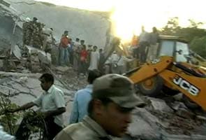Two killed, 14 injured as part of hospital building collapses