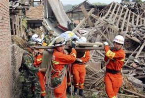 Rescuers struggle to reach China quake zone as toll climbs to 208 