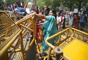 Delhi child rape case: protesters try to storm barricades to reach Parliament
