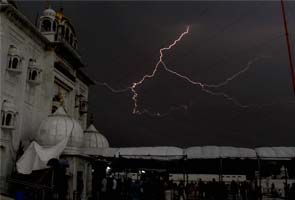 Sudden showers in Delhi, more expected on Wednesday 