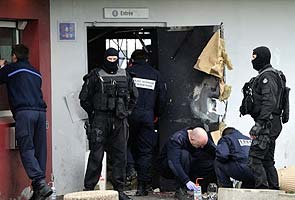 French gangster blows-up five prison doors and escapes in spectacular jailbreak