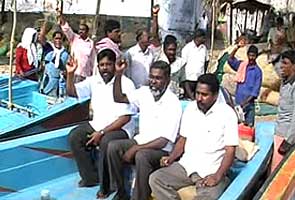 Kudankulam villagers launch protest in sea, say tests at plant affecting them