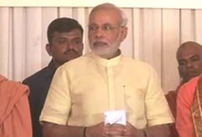 Amid controversy, Narendra Modi visits Kerala mutt 