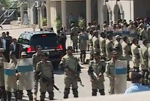 Former Pakistan president Pervez Musharraf flees court as judge orders his arrest