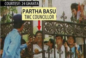 Trinamool councillor Partha Basu caught on camera at Presidency gate