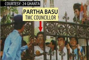 Trinamool councillor Partha Basu caught on camera at Presidency gate