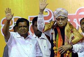 BJP leader LK Advani's plane develops technical snag, lands in Hyderabad 