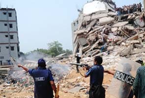 Bangladesh building collapse: toll crosses 300, garment workers protest