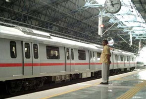 Delhi Metro trains staff in sign language 