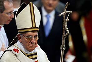 Pope completes installation with emotional Rome mass