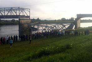 Cars, people in water as bridge collapses in Washington