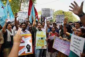 Teachers protest against Delhi University's four-year course near 10 Janpath