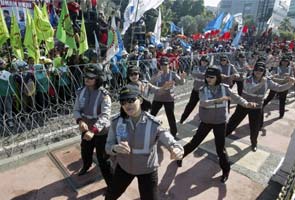 Indonesian policewomen wow protesters with Gangnam Style