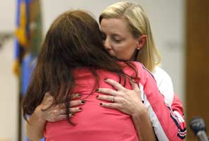 Teen in devastated Oklahoma town handing out hugs