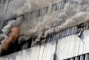 Pakistan: Five people jump from burning building, die