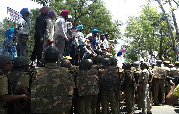 Sajjan Kumar's acquittal: Huge protests at Sonia Gandhi's house