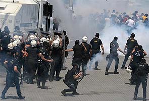 Turkish police break up Istanbul park protest 