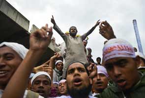 10 dead as Bangladesh protesters clash with police demanding new blasphemy law