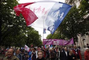 French gay marriage opponents stage big Paris march