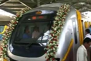 Mumbai Metro: trial run with train draped in flowers