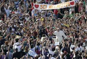 Pope Francis leads pep rally at Vatican, meets with German Chancellor Angela Merkel 