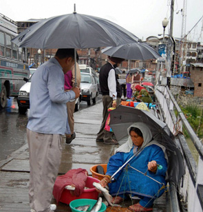 Heavy showers in Himachal Pradesh, snowfall in high-altitude areas