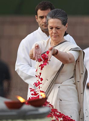 Tribute paid to former Prime Minister Rajiv Gandhi on his death anniversary