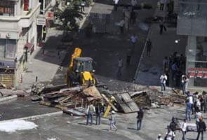 Turkey protests: Police crush barricades in Istanbul square 