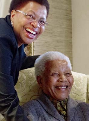 Nelson Mandela's wife at his bedside after cancelling London trip