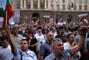 Bulgaria protests: Food-throwing protesters blockade parliament