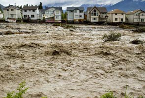 100,000 people forced to evacuate as Canada gets flooded