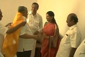 Grateful Kanimozhi gifts shawls to Congress leaders in Chennai