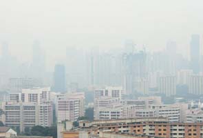 Singapore wrapped by haze, Malaysia schools shut