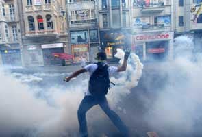 Turkish Police, demonstrators clash in Istanbul 