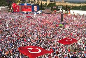 Thousands rally for Turkey's Prime Minister Recep Erdogan amid protests