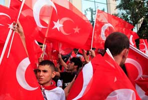 Thousands march in Istanbul in solidarity with Kurds