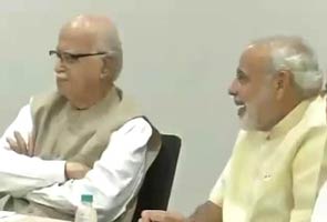 At BJP meet for 2014 campaign, Narendra Modi, LK Advani come together