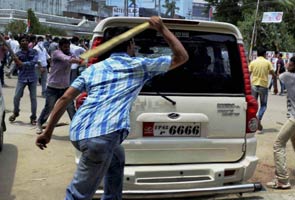 Protest against job quota turns violent in Allahabad, students attack over 50 cars