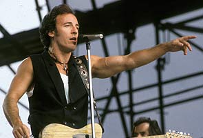 Did Bruce Springsteen kick a hole in the Berlin Wall?