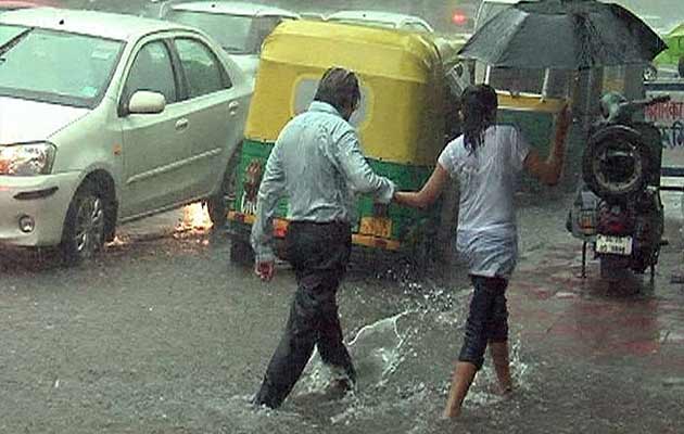 Heavy rains lash Delhi, cause massive jams, water-logging