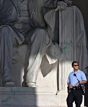 Washington's Lincoln Memorial vandalized