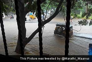 Heavy rain lashes Mumbai, people advised to stay home Heavy rain lashes Mumbai, people advised to stay home