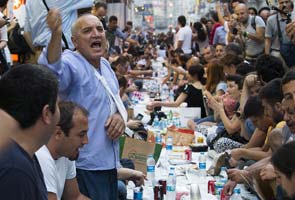 Turkish protesters break Ramadan fast as police stand by