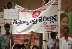 With big Telangana announcement likely, protests for 'United Andhra'