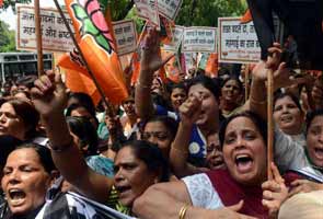 BJP's women activists protest against price rise outside Congress office in Delhi